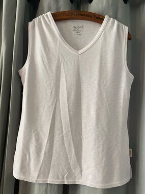 Woolrich White Moisture-Wicking V-Neck Sleeveless Tank, Women’s Size Medium